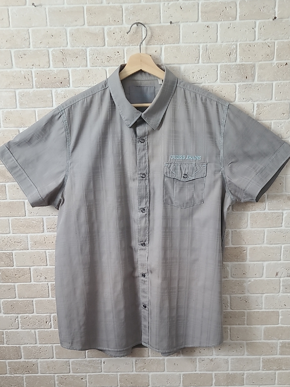 Men's Guess Short Sleeve Button-Down Shirt in Light Gray (Sz XL)